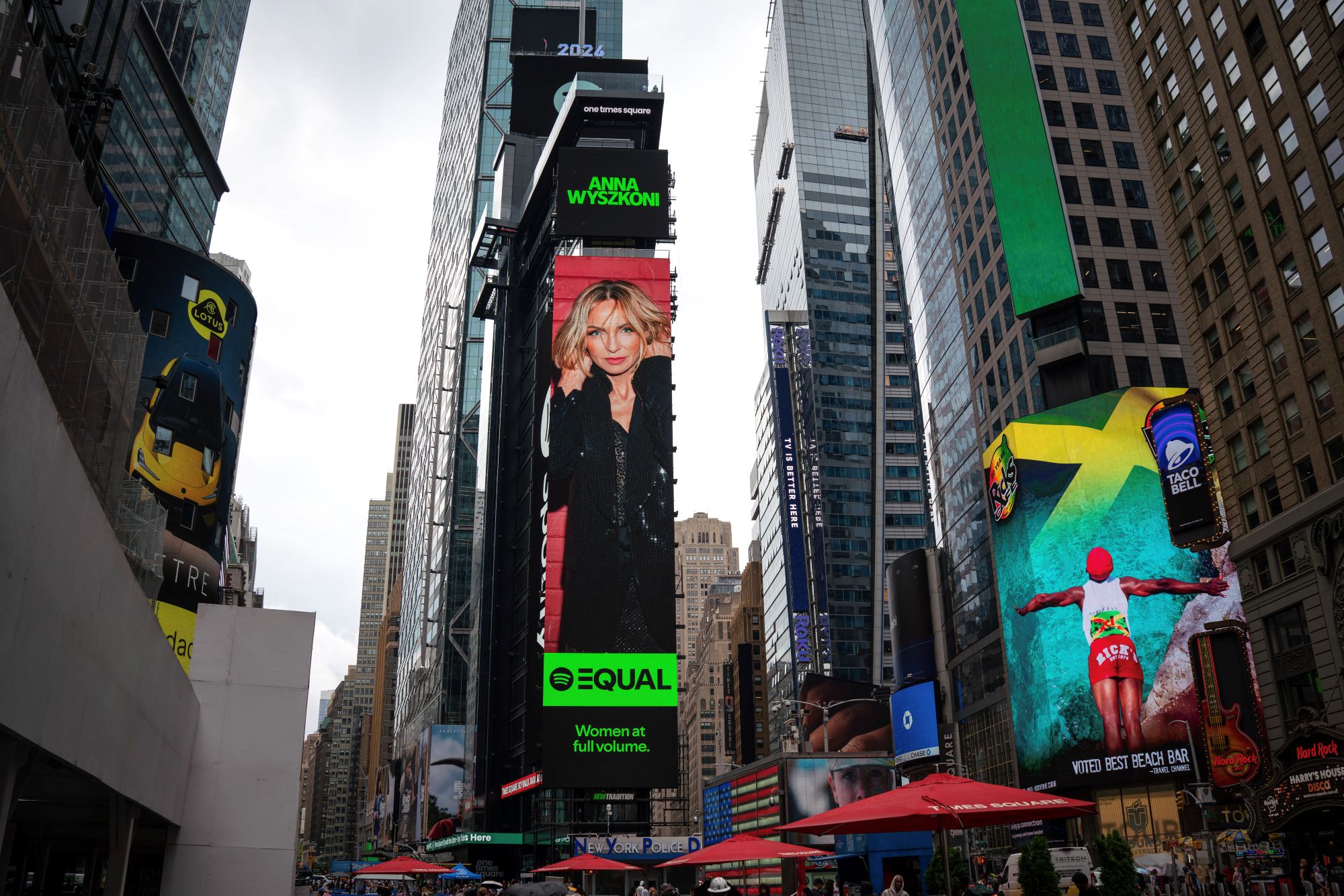 Anna Wyszkoni na Times Square